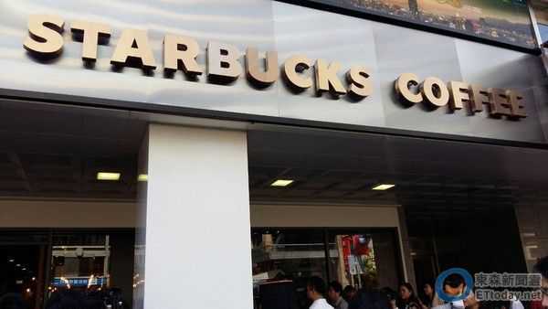 龙门店以烫金『  STARBUCKS COFFEE  』显目的呈现，有别於一般门市的绿底字